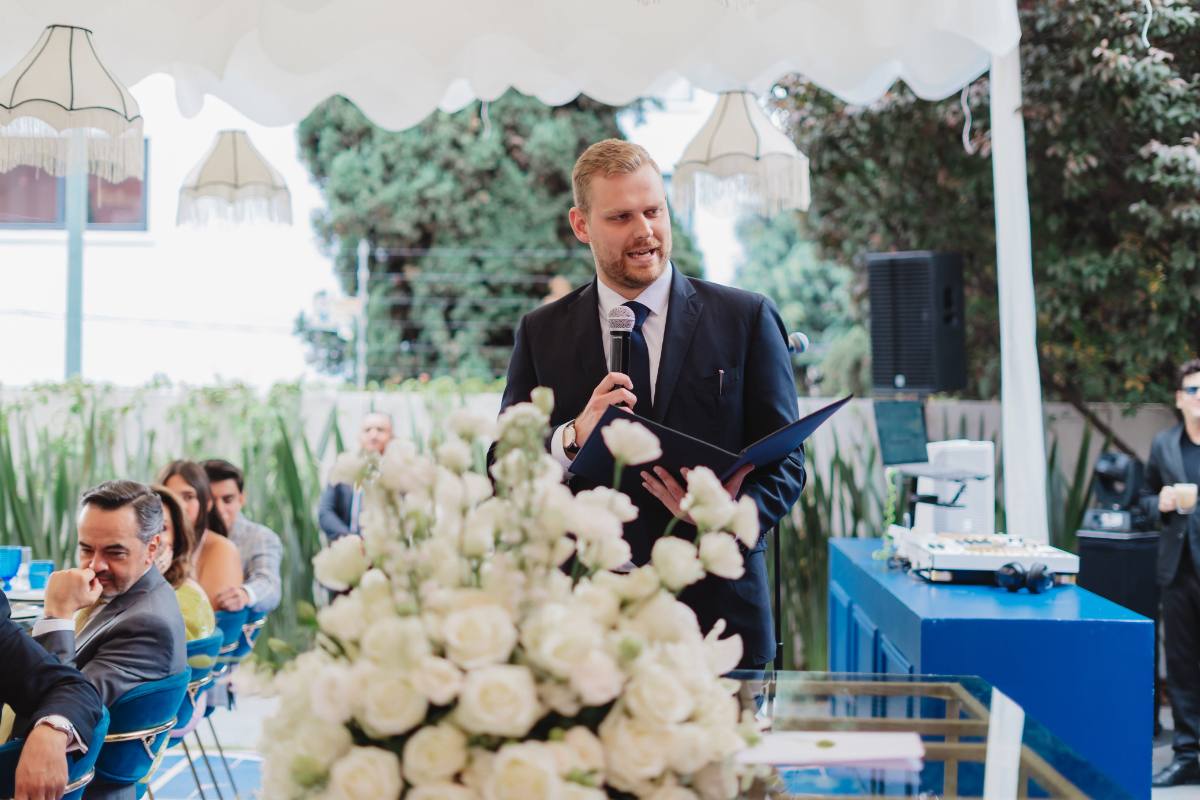 Juez oficiando una ceremonia civil al aire libre frente a los invitados